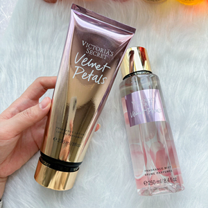 Ensemble <span class=keywords><strong>de</strong></span> lotion corporelle et <span class=keywords><strong>brume</strong></span> parfumée <span class=keywords><strong>Victoria</strong></span> <span class=keywords><strong>Secret</strong></span> Veluet Petals Original pour femmes, 236 ml <span class=keywords><strong>de</strong></span> crème et 250 ml <span class=keywords><strong>de</strong></span> spray - Product Image 6