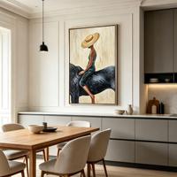 Femme avec un large chapeau de paille montant à cheval noir, impression sur toile encadrée, cadre en aluminium doré mat, art mural pour hôtel, villa, bureau, décoration