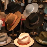 HAIBEIR Support de chapeau en bois brun antique autoportant Support de table pour casquettes et perruques Présentoir d'accessoires de mode une pièce