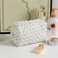 Grosir Pabrik dengan MOQ rendah dan harga rendah wanita poliester bunga beruang ceri pola sederhana tas Makeup berlapis untuk penjualan ulang
