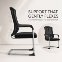 Chaise de bureau moderne en maille pour invités, réglable en hauteur, avec base cantilever chromée, accoudoirs et siège rembourré, idéale pour les conférences et les réceptions.