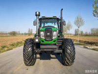 Tractor Agrícola de Cuatro Ruedas con Cabina Opcional y Diversos Implementos Agrícolas