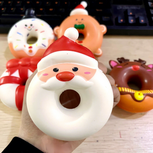 Juguete antiestrés de PU blandito y de rebote lento con diseño de donut y Papá Noel, el más vendido transfronterizo para Navidad - Product Image 2
