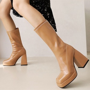 Botas de plataforma de moda para mujer, con patente, de media caña, punta cuadrada, para invierno, para exterior, sin cordones - Product Image 1