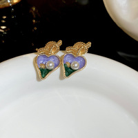 Boucles d'oreilles pendantes rétro en alliage, style aiguille d'argent vintage, élégantes et luxueuses, style palais, avec pierre principale en imitation perle, forme fleur