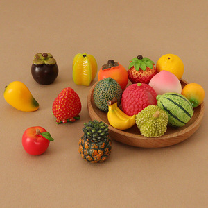 Mini <span class=keywords><strong>figurine</strong></span> de simulation en résine, modèle de fruits (fraise, pêche), jouet alimentaire, accessoires de décoration de scène DIY - Product Image 1