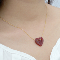 Collar de Plata de Ley 925 con Baño de Oro de 18K, Piedra Preciosa Natural, Ágata Roja en Forma de Medio Corazón Plegable