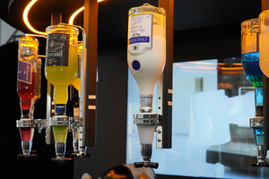 Distributeur automatique de cocktails tout-en-un, kiosque de <span class=keywords><strong>bar</strong></span> robotisé pour boissons alcoolisées et <span class=keywords><strong>non</strong></span> alcoolisées, capacité de 150 à 200, gobelets de 250 ml - Product Image 2