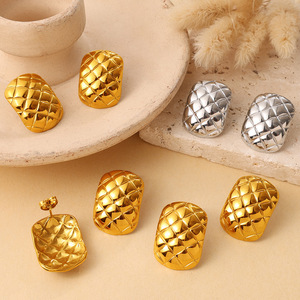 Boucles d'oreilles clous en acier inoxydable motif losanges style européen et américain, plaqué or 18 carats, design de niche haut de gamme, mode soirée - Product Image 1