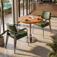 Chaise en cuir rembourrée, base en acier inoxydable et bois de noyer, mobilier de café commercial Ron Group, table de restaurant bistro.