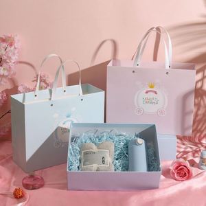 Sac en papier rose bébé personnalisé avec impression CMJN pour emballage de cosmétiques et de vêtements avec design personnalisé - Product Image 2