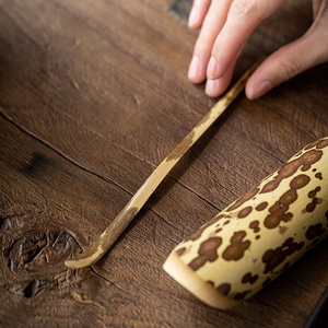 Cuillère à thé en bambou esthétique BAMBUS - Cuillère Chashaku faite à la main de 18 cm (7 pouces) avec grain naturel marbré pour le matcha - Product Image 2