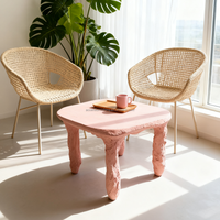 Table d'appoint artistique en terre cuite GRC, plateau carré irrégulier avec pieds texturés, table basse en béton, pièce décorative remarquable