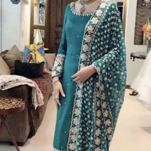 Ensemble Kurti et pantalon pour femmes avec broderie lourde |   Ensemble de vêtements de fête et de mariage à la mode - Product Image 3