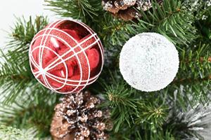 Guirlande de porte de Noël artificielle personnalisée avec ornements pour les fêtes - Product Image 3