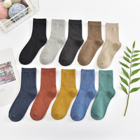 Chaussettes mi-mollet unies pour femmes pour l'automne et l'hiver, en coton ordinaire, adaptées à toutes les occasions.