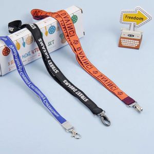 Cordón corto de seguridad personalizado con sublimación impresa, de nailon satinado y poliéster, con soporte para tarjeta de identificación. - Product Image 1