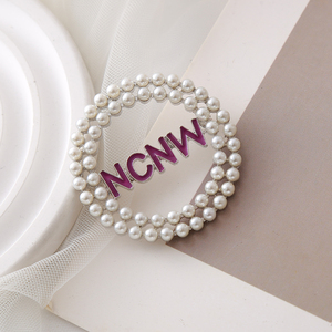 Nouvel Arrivage Charme <span class=keywords><strong>Afro</strong></span> Femmes Bijoux Dainty Creux Design Pin Dainty Violet Émaillé Incrustation Perle NCNW Lettre Sororité Broche - Product Image 3