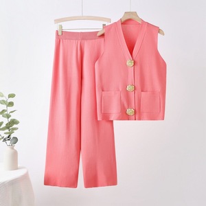 Conjunto de Mujer de Moda Verano 2026: Chaleco de Punto sin Mangas Transpirable con Botones y Pantalones de Pierna Recta Ancha - Venta al por Mayor para Boutiques - Product Image 3