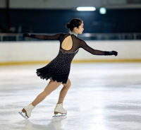 Robe de patinage artistique noire à col montant, manches longues, dos ajouré en maille, ornée de strass, pour adultes et enfants