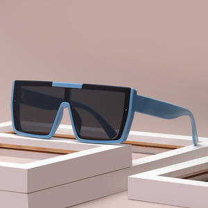 Gafas de sol cuadradas de moda unisex con montura de PC, protección UV400 Clase 2, para conducir al aire libre y uso diario. - Product Image 1