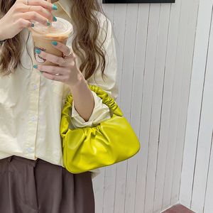 Bolso de Hombro para Mujer Cloud Bag, Color Blanco Milkshake y Amarillo Mostaza, Cierre Magnético, para Uso Diario - Product Image 4