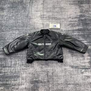 جاكيت رجالي من DENIMGUYS بتصميم كلاسيكي عالي الجودة مقاوم للرياح ودافئ مع طباعة شعار على الجاكيتات والمعاطف الجلدية - Product Image 1