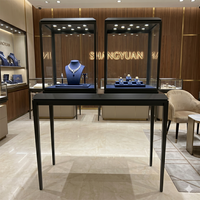 Vitrine à bijoux de luxe en métal noir, présentoir de bijouterie avec deux boîtes en verre et éclairage LED pour boutiques de détail haut de gamme