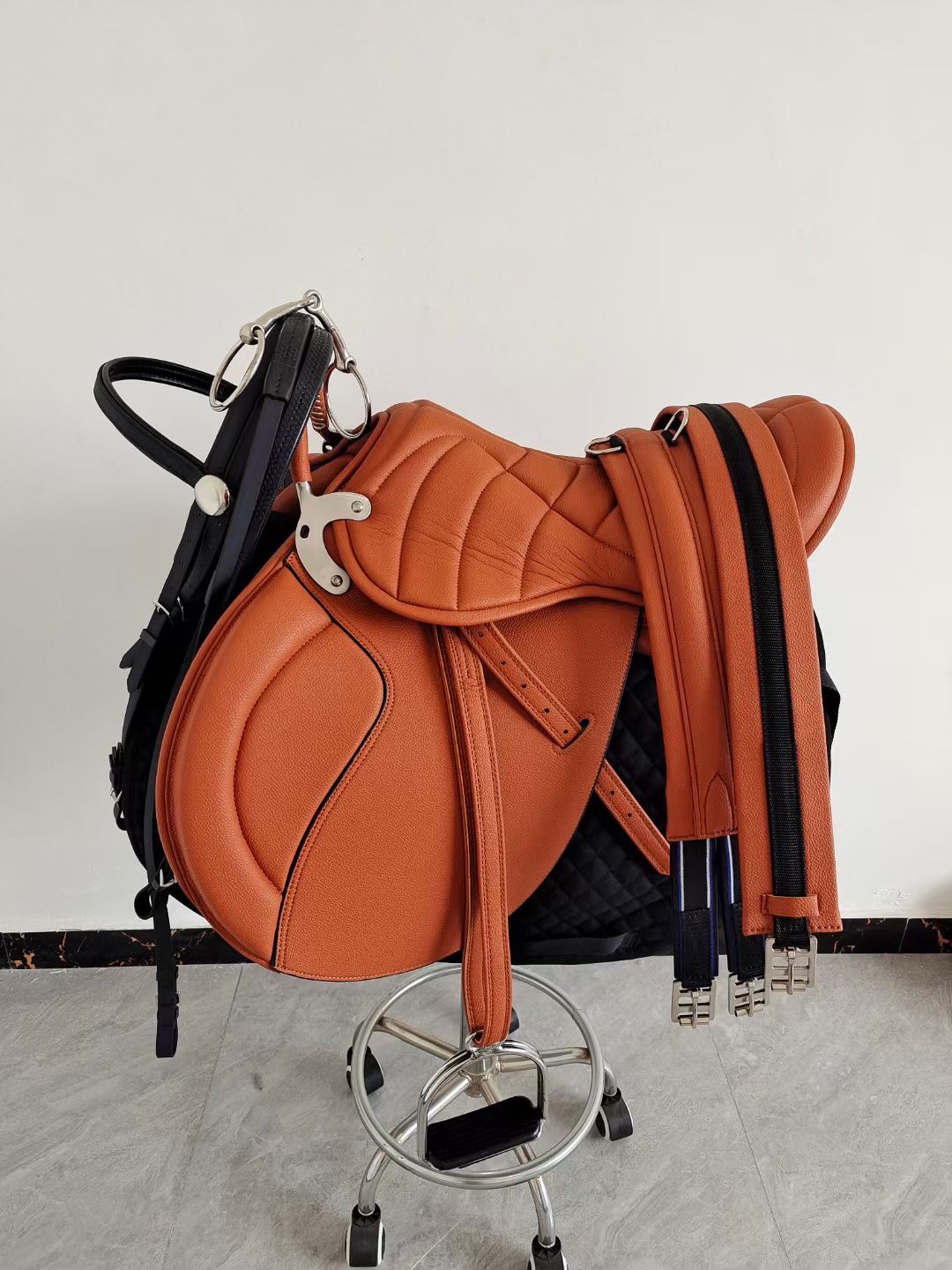 Conjunto completo de faja abdominal doble naranja para mayor resistencia.
