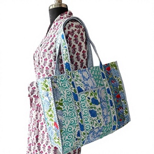 Sac fourre-tout en coton matelassé multicolore avec imprimés floraux, poignées souples, style épaule spacieux pour le shopping et les voyages - Product Image 1