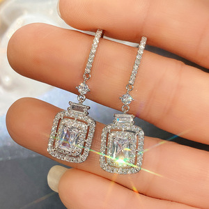 Orecchini a Gancio con Pietra Scintillante Taglio Principessa per Donne, Eleganti Gioielli Pendenti con Pavé - Product Image 4