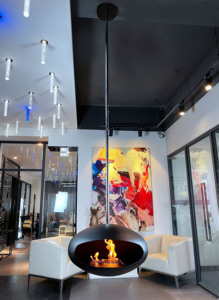 Cheminée suspendue de luxe au bioéthanol, montage au plafond, foyer à feu véritable, chauffage éco-responsable pour hall d'hôtel - Product Image 3