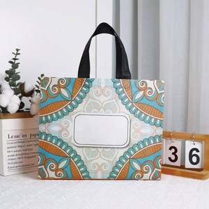 Sacs de courses pliables en tissu non tissé de luxe recyclables pour supermarchés, personnalisables - Product Image 1