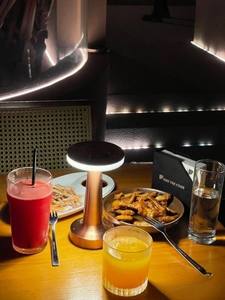 北欧现代简约 LED 调光铁艺书桌无线无绳触摸控制 2000mAh 电池便携式桌床头柜适用于酒店 - Product Image 4