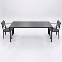 Ensemble de salle à manger d'extérieur en gros avec table rectangulaire à lattes en HDPE et structure en acier empilable et 2 fauteuils