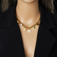 Collier en acier inoxydable plaqué or avec pendentif ovale en forme de perle et fleur avec ruban en forme de cœur émeraude au design vintage