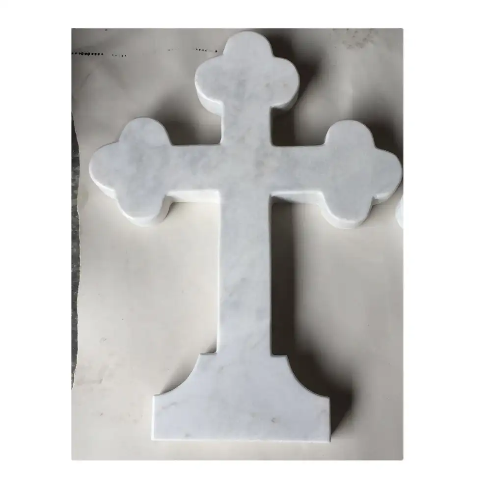 白い大理石の十字架の墓石、ハート型の白い大理石の墓石