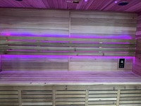 Salle de sauna traditionnelle intérieure en bois de pruche avec panneau de commande interne et chauffage à pierres avec éclairage LED