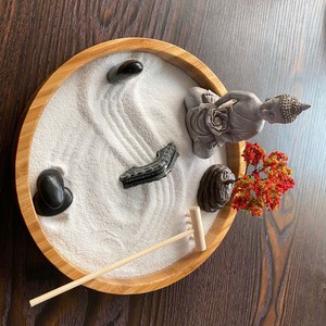 พระพุทธรูปนั่งสมาธิในสวนเซนจิ๋วแบบเอเชีย พร้อมต้นบอนไซ งานประติมากรรมเรซิ่น สำหรับตกแต่งบ้าน สไตล์พุทธศาสนา - Product Image 4