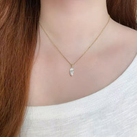 Ciondolo in Oro 18K con Diamante Coltivato in Laboratorio, Minimalista e Versatile, a Due Punte, Gioiello Raffinato per Donna