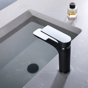 حنفية خلاط حوض حمام بتصميم عصري من النحاس بلون أسود غير لامع وكروم، مثبتة على السطح للاستخدام في الحمامات والفنادق - Product Image 2