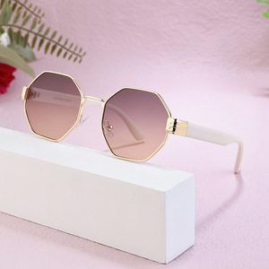 Lunettes de soleil polygonales élégantes pour femmes, monture en PC, protection UV400, classe 2, couleur noire, style tendance - Product Image 5