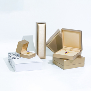 Boîtes à bijoux rectangulaires en cuir PU de luxe FORTE avec logo personnalisé et design carré pour le rangement des bracelets et des bagues, emballage en carton - Product Image 1