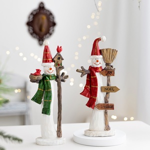 Adorno de Navidad transfronterizo de PVC con diseño de muñeco de nieve, señal de tráfico y decoración de escritorio con forma de casa de pájaros, para decoración navideña del hogar. - Product Image 1