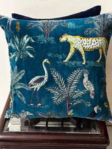 Fundas de Almohada de Terciopelo de Algodón Artesanal, Almohadas Decorativas de Lujo Personalizables, Tigre Majestuoso (Mostaza Dorada): Impresionante y Atemporal - Product Image 6