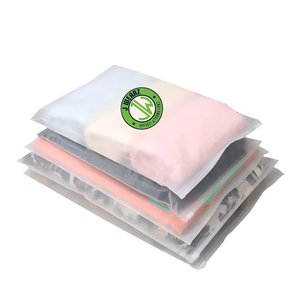 Sacs d'emballage refermables personnalisés en PE pour chaussettes, sacs à fermeture éclair auto-scellants pour t-shirts, sacs de shopping givrés à fermeture éclair pour vêtements - Product Image 1