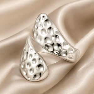 Anello Aperto con Texture Irregolare, Gioiello Minimalista da Dito - Product Image 2