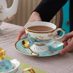 Juego de Taza y Platillo de Cerámica Moderna de Lujo Ligero, Taza Pequeña para Té Negro de la Tarde, Diseño Floral para Parejas, Sostenible y de Alta Gama - Product Image 3