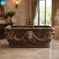 Baignoire en marbre blanc haut de gamme avec tête de lion et gravure en spirale, baignoire autoportante de luxe en pierre pour la décoration des salles de bain d'hôtel
