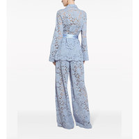Applique florale en mélange de coton bleu clair revers crantés semi-transparents manches longues poches plaquées ceinture ourlet ondulé veste de chemise